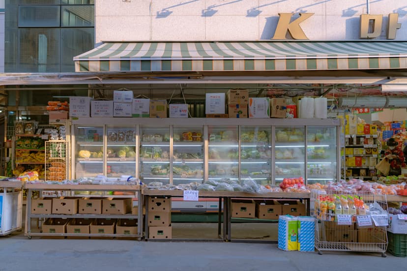 Market vendor accepting payments with Okuru